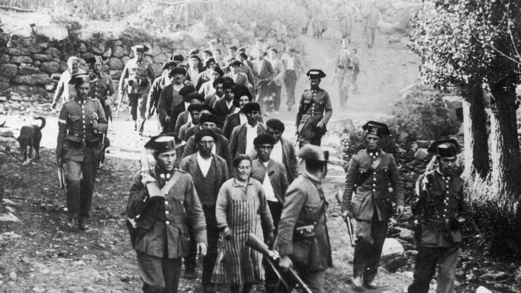 Una de las imágenes icónicas de la Revolución de 1934, tomada en Brañosera (Palencia), el 8 de octubre, en la que se ve una columna de la Guardia Civil con mineros detenidos, encabezados por una mujer. La imagen es de Félix Ortiz Perelló, de la agencia Piortiz, publicada en el 'Abc' el 26 de ese mes.