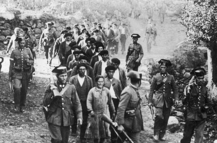 Una de las imágenes icónicas de la Revolución de 1934, tomada en Brañosera (Palencia), el 8 de octubre, en la que se ve una columna de la Guardia Civil con mineros detenidos, encabezados por una mujer. La imagen es de Félix Ortiz Perelló, de la agencia Piortiz, publicada en el 'Abc' el 26 de ese mes.